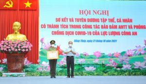 Trung-ta-Nguyen-Thi-Thu-Trang-tam-guong-chong-dich-tieu-bieu